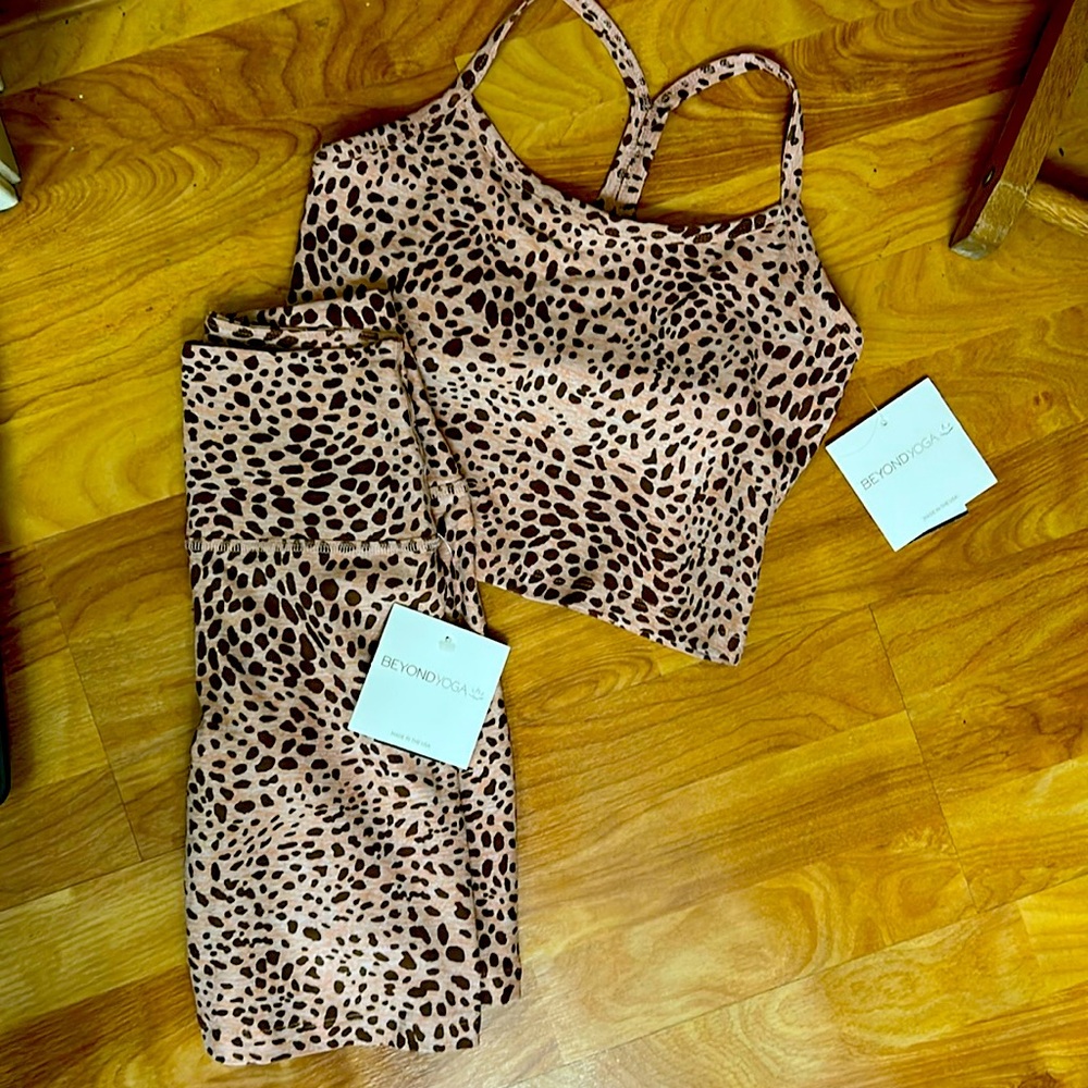 NWT Beyond Yoga Cropped Tank and bike shorts set S